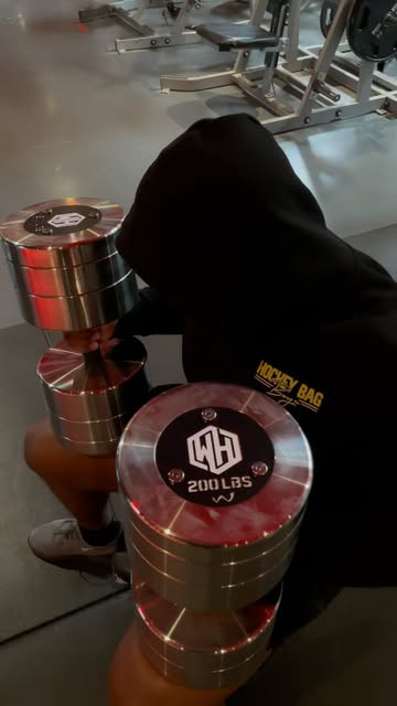 Taking the 200s for a ride it’s been a min…Big chest day 🦍😤 Shout out to my boy @genesis_strength15 for the assist & @elgringo_oso 🎥 No Ego 💪🏽💪🏽

.

.

.

.

.

#chestday #chest #workout #workhard #gymmotivation #gym #fitness #explorepage #str