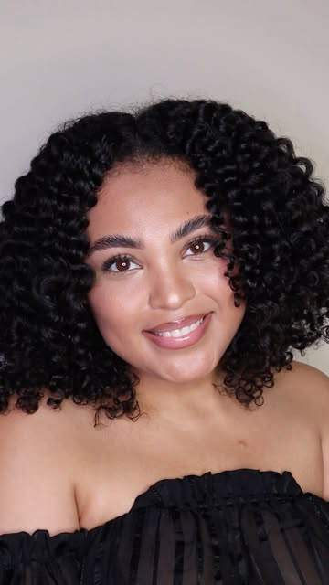 I love how this twist out turned out! 😍 I used the @bouncecurl defining butta on damp freshly washed hair and then air dried overnight. I also sat under the dryer for about 20 minutes just to make sure my hair was fully dry before unraveling because