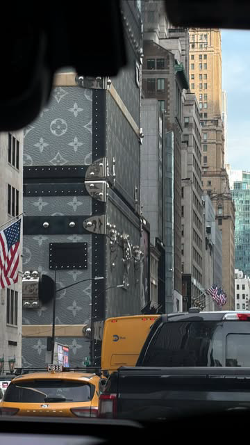 #NeutrogenaPartner my favorite way to stay juicy during the cold, dry season is @Neutrogena hydro boost line - there’s really nothing like it !! (+ a little Vitamin C with Collagen Bank 15% Pure Vitamin C)💦💖❄️ especially as a prep and prime for my 